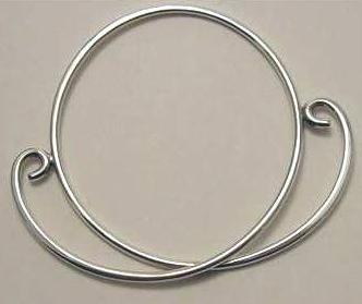 Curving bangle bracelet